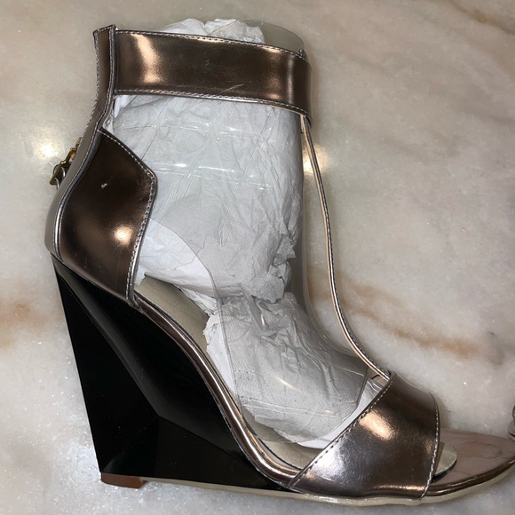 Boutique 9 Gold Heels - Picture 4 of 10